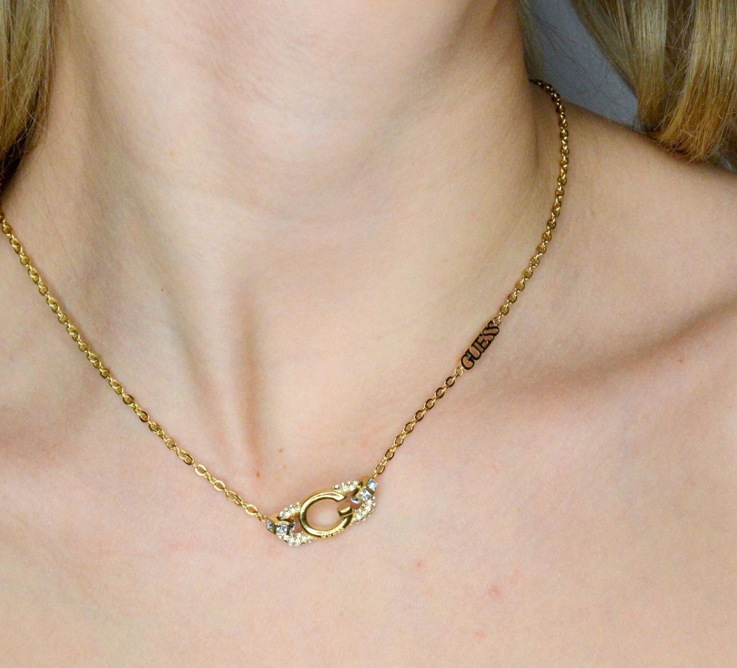 Naszyjnik GUESS cyrkonie JUBN04509JWYGTU Stalowy, naszyjnik składający się z łańcuszka z zawieszką ozdobioną logo marki Guess.1.webp