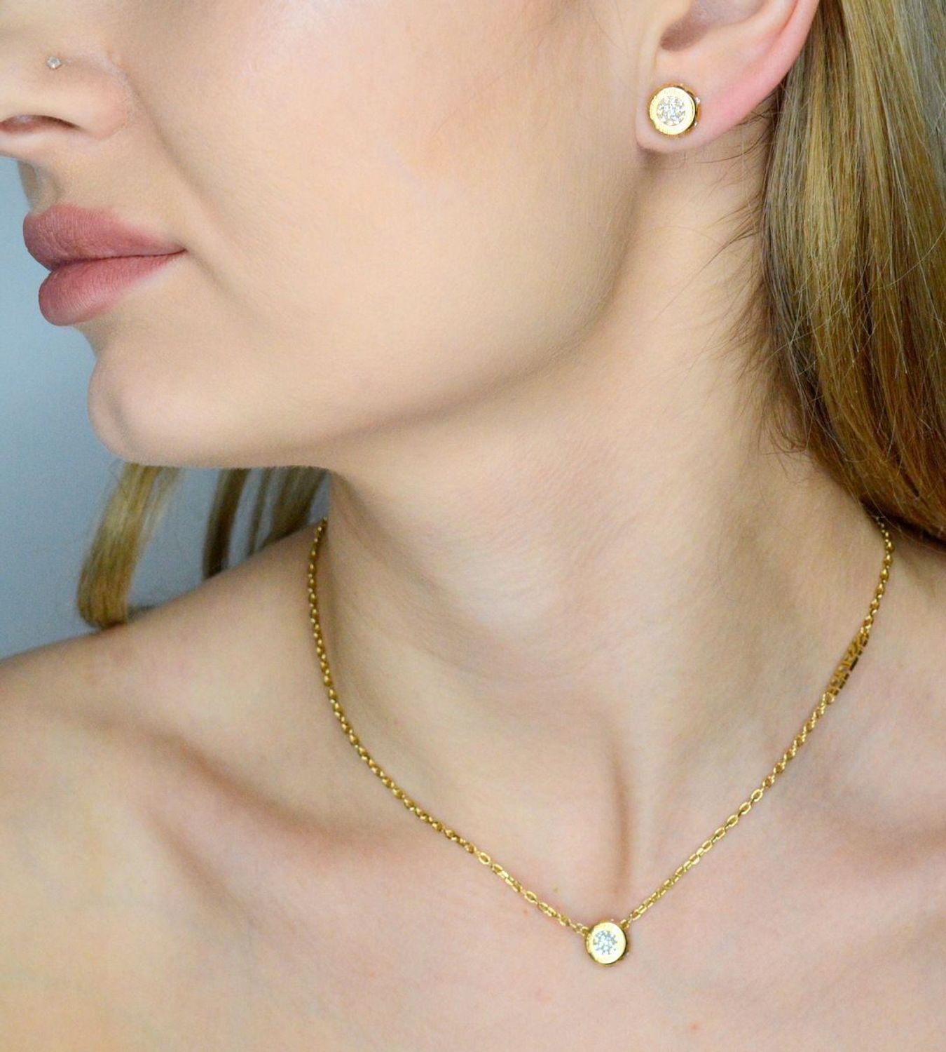 Naszyjnik GUESS JUBN04593JWYGTU Stalowy, naszyjnik składający się z łańcuszka z zawieszką ozdobioną w cyrkonie z logo Guess. Wyjątkowa ozdoba, która świetnie się sprawdzi jako dodatek do eleganckich stylizacji..webp