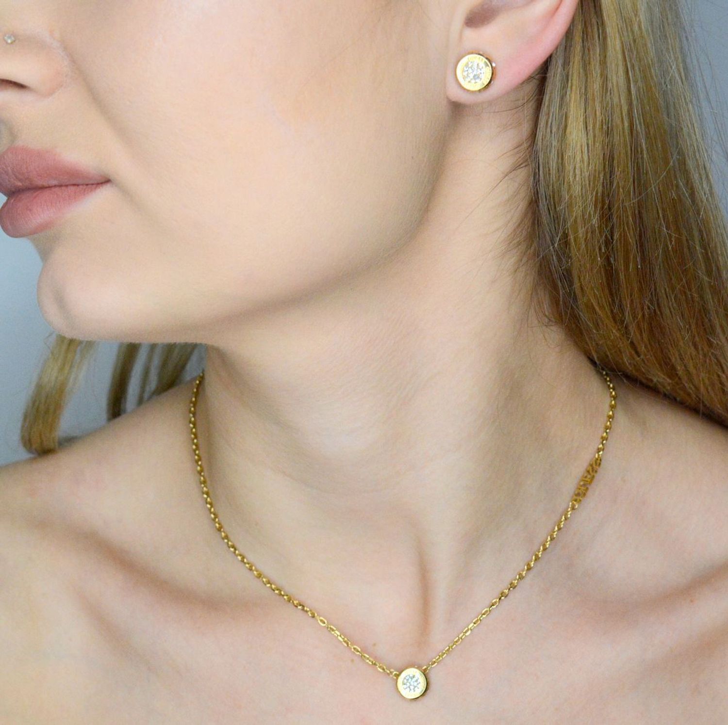 Naszyjnik GUESS JUBN04593JWYGTU Stalowy, naszyjnik składający się z łańcuszka z zawieszką ozdobioną w cyrkonie z logo Guess. Wyjątkowa ozdoba, która świetnie się sprawdzi jako dodatek do eleganckich stylizacji..webp