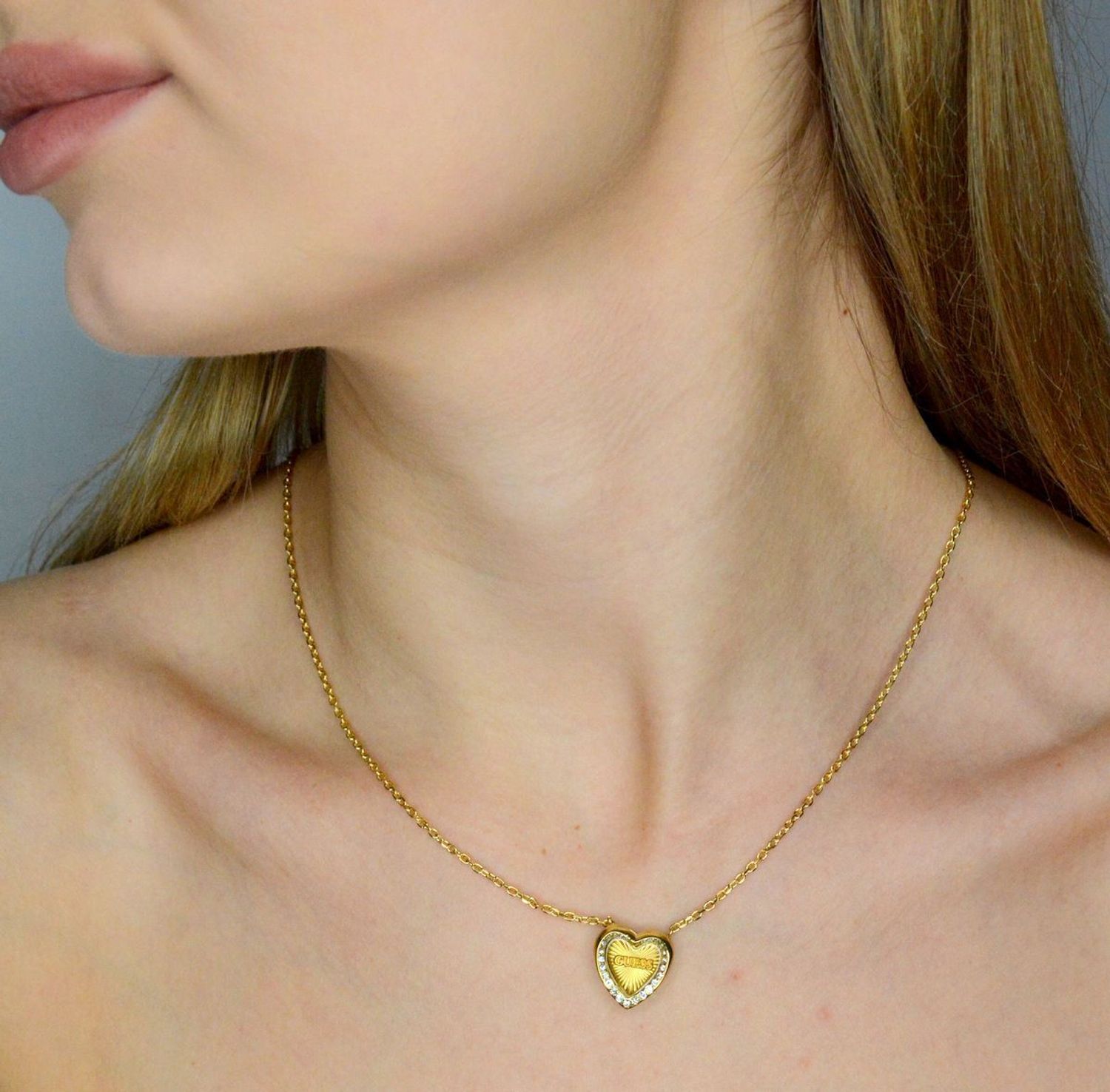 Naszyjnik GUESS JUBN04606JWYGTU Stalowy, naszyjnik składający się z łańcuszka z zawieszką sercem ozdobioną w cyrkonie z logo Guess..jpg