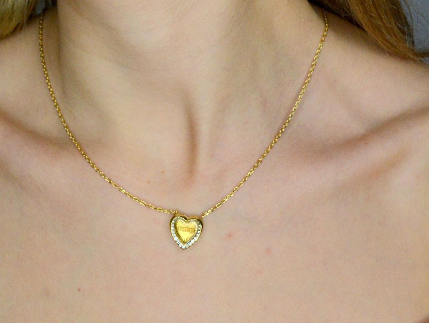 Naszyjnik GUESS JUBN04606JWYGTU Stalowy, naszyjnik składający się z łańcuszka z zawieszką sercem ozdobioną w cyrkonie z logo Guess..jpg