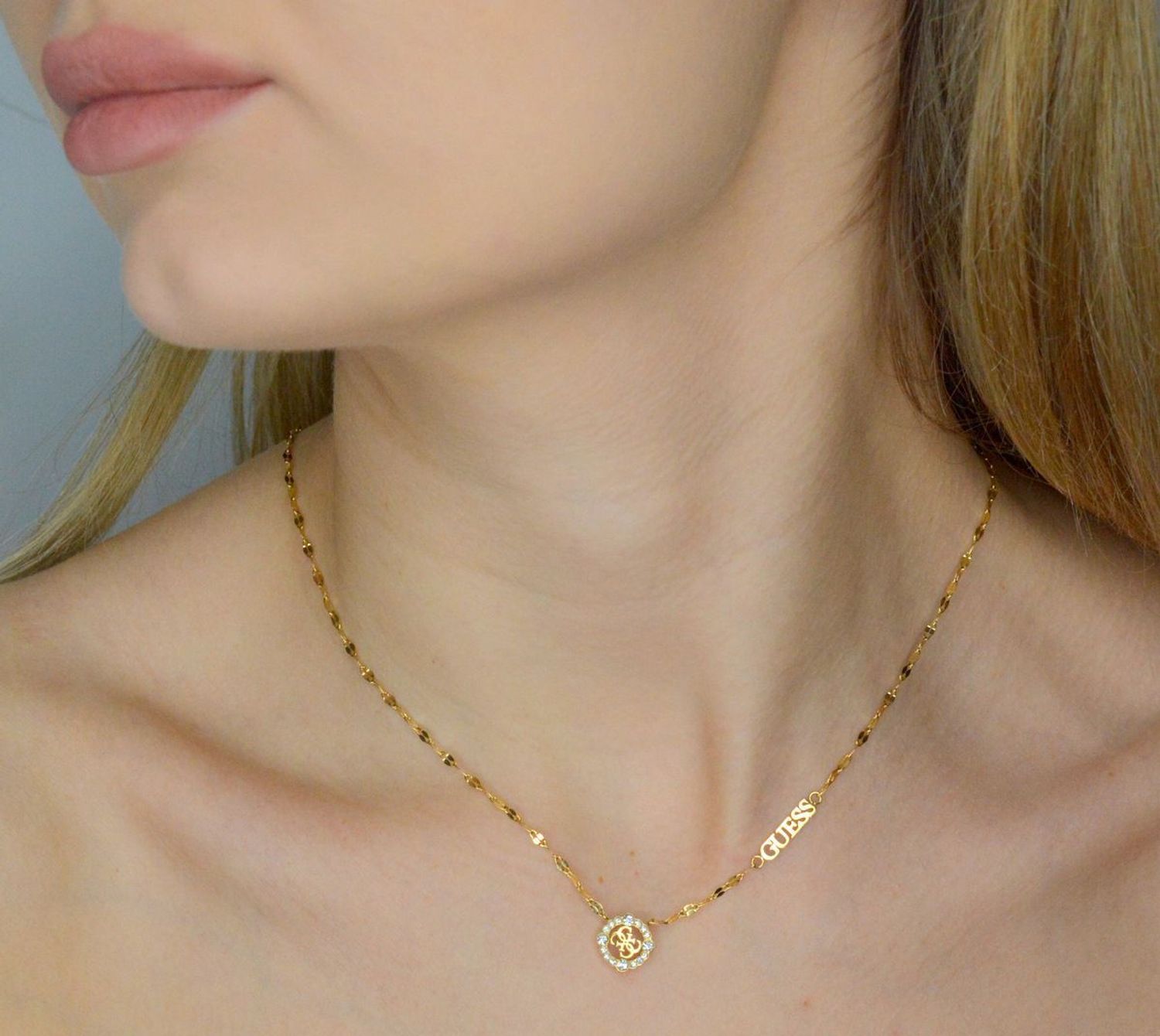 Naszyjnik GUESS JUBN04643JWYGTU Stalowy, naszyjnik składający się z łańcuszka z zawieszką ozdobioną w cyrkonie z logo Guess. Wyjątkowa ozdoba, która świetnie się sprawdzi jako dodatek1.jpg