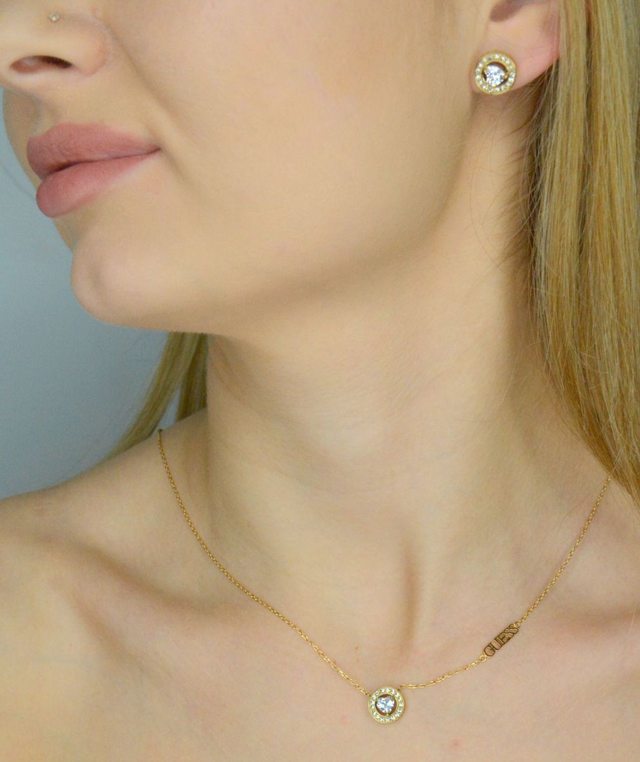 Naszyjnik GUESS JUBN04667JWYGTU Stalowy, naszyjnik składający się z łańcuszka z zawieszką ozdobioną w cyrkonie z logo Guess. Wyjątkowa ozdoba, która świetnie się sprawdzi jako dodatek do eleganckich stylizacji2.webp