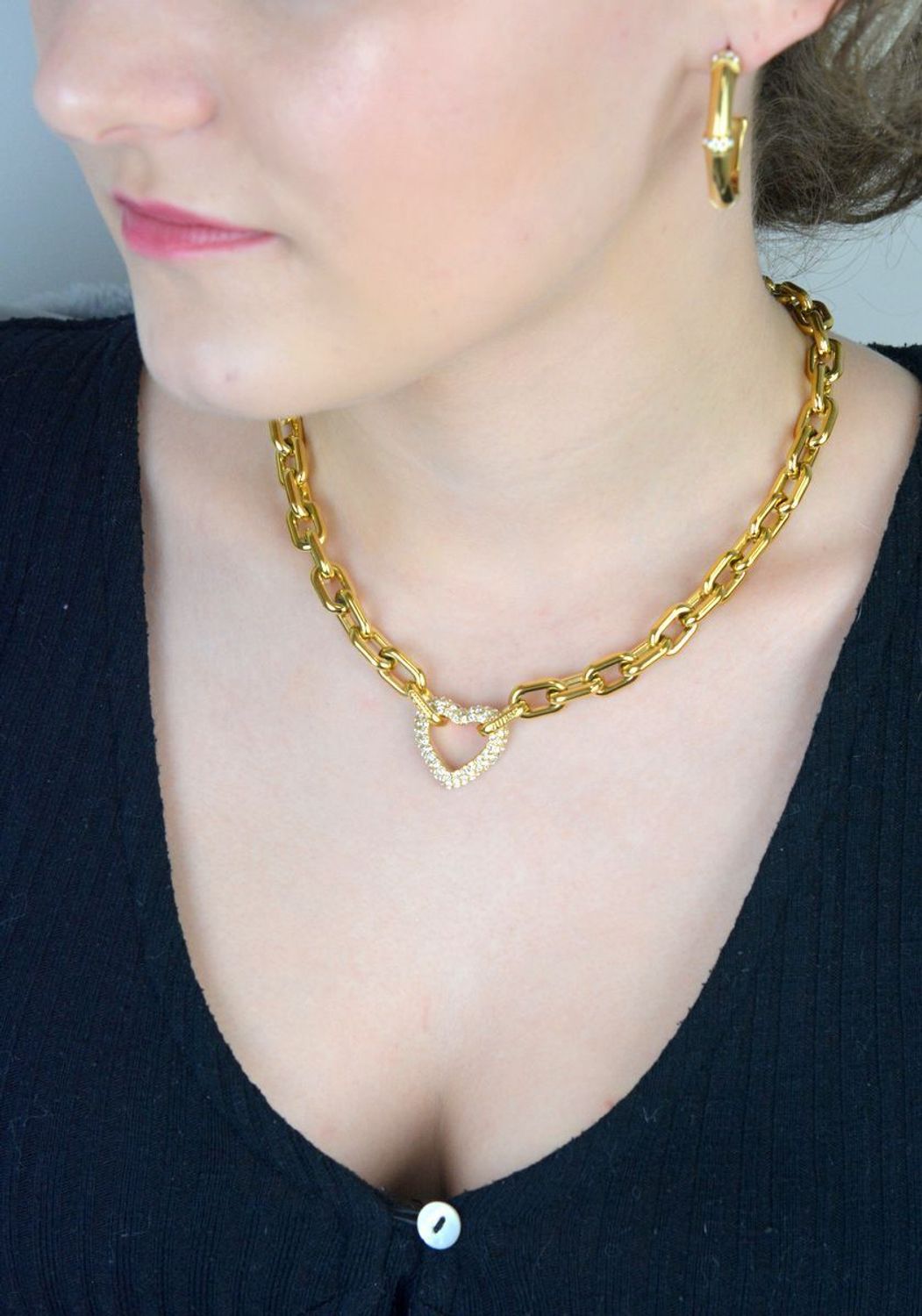 Naszyjnik damski Guess pozłacany 45 cm – gruby łańcuch z zawieszką serce w cyrkonią.jpg