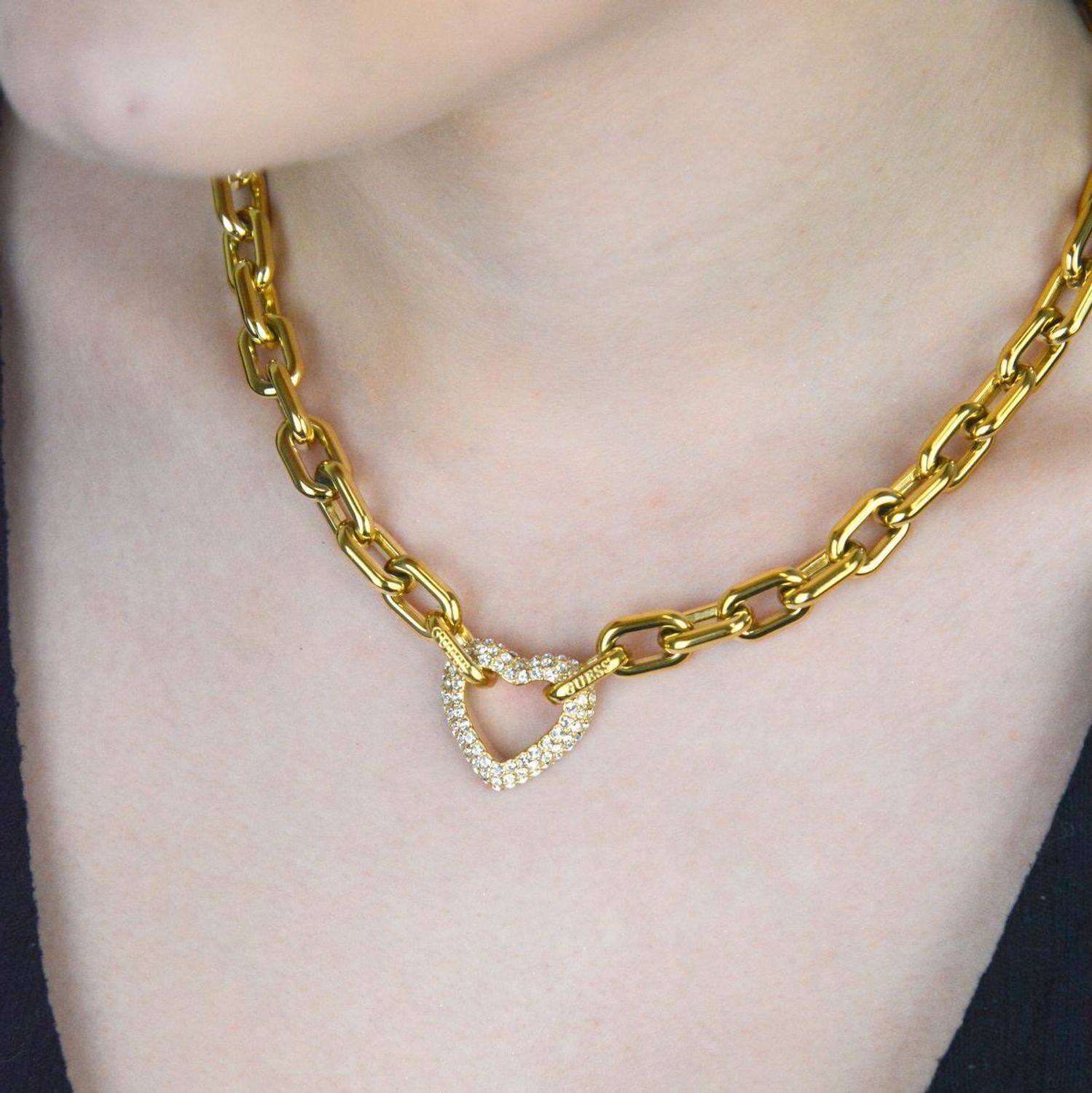 Naszyjnik damski Guess pozłacany 45 cm – gruby łańcuch z zawieszką serce w cyrkonią.jpg