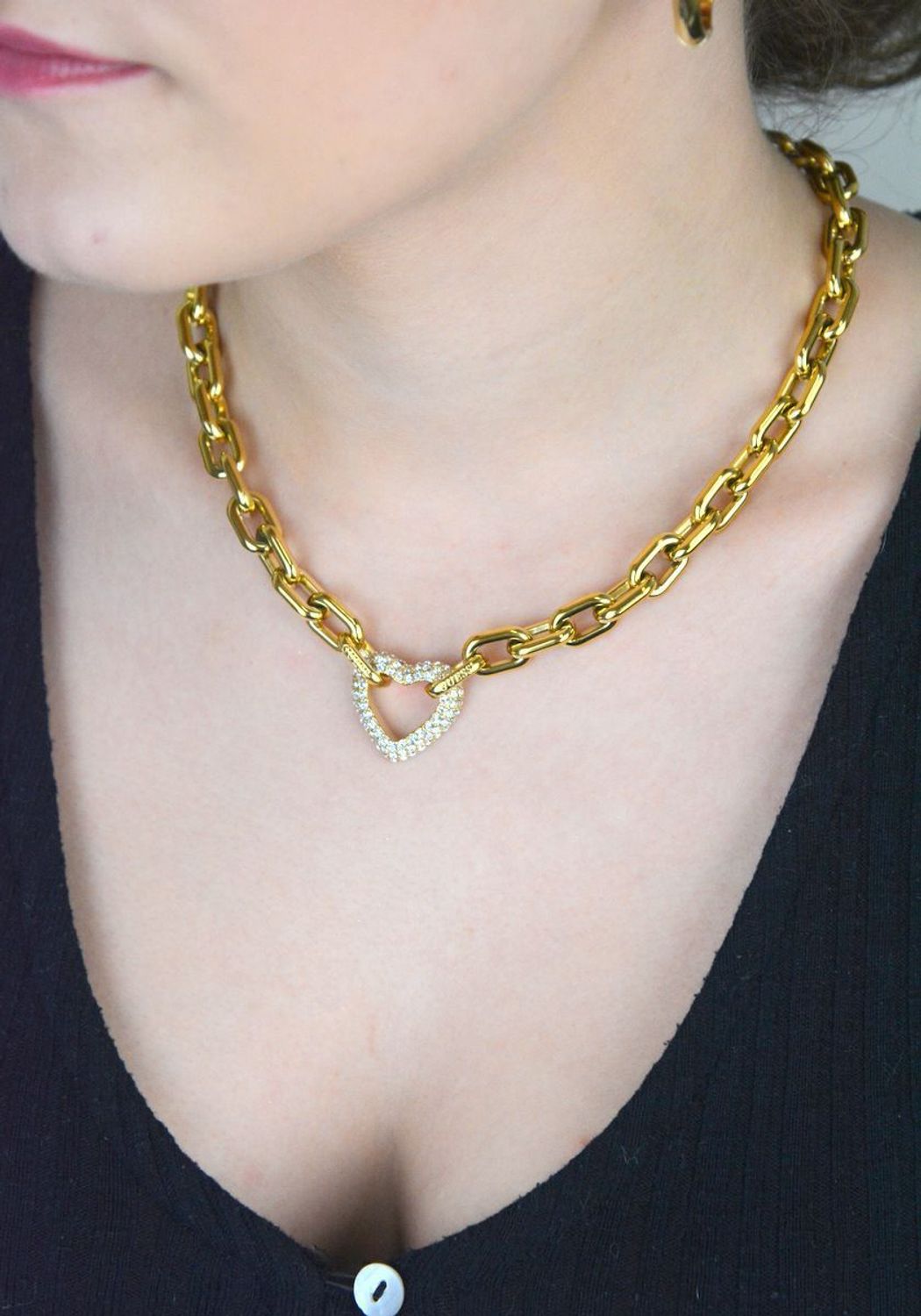 Naszyjnik damski Guess pozłacany 45 cm – gruby łańcuch z zawieszką serce w cyrkonią.jpg