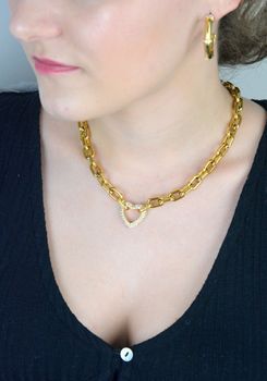 Elegancki naszyjnik damski Guess o długości 45 cm. Gruby pozłacany łańcuch z zawieszką w kształcie serca ozdobioną cyrkonią. Stylowa biżuteria ze stali szlachetnej – idealna na prezent. Model JUBN05015JWYGT-U (1).JPG