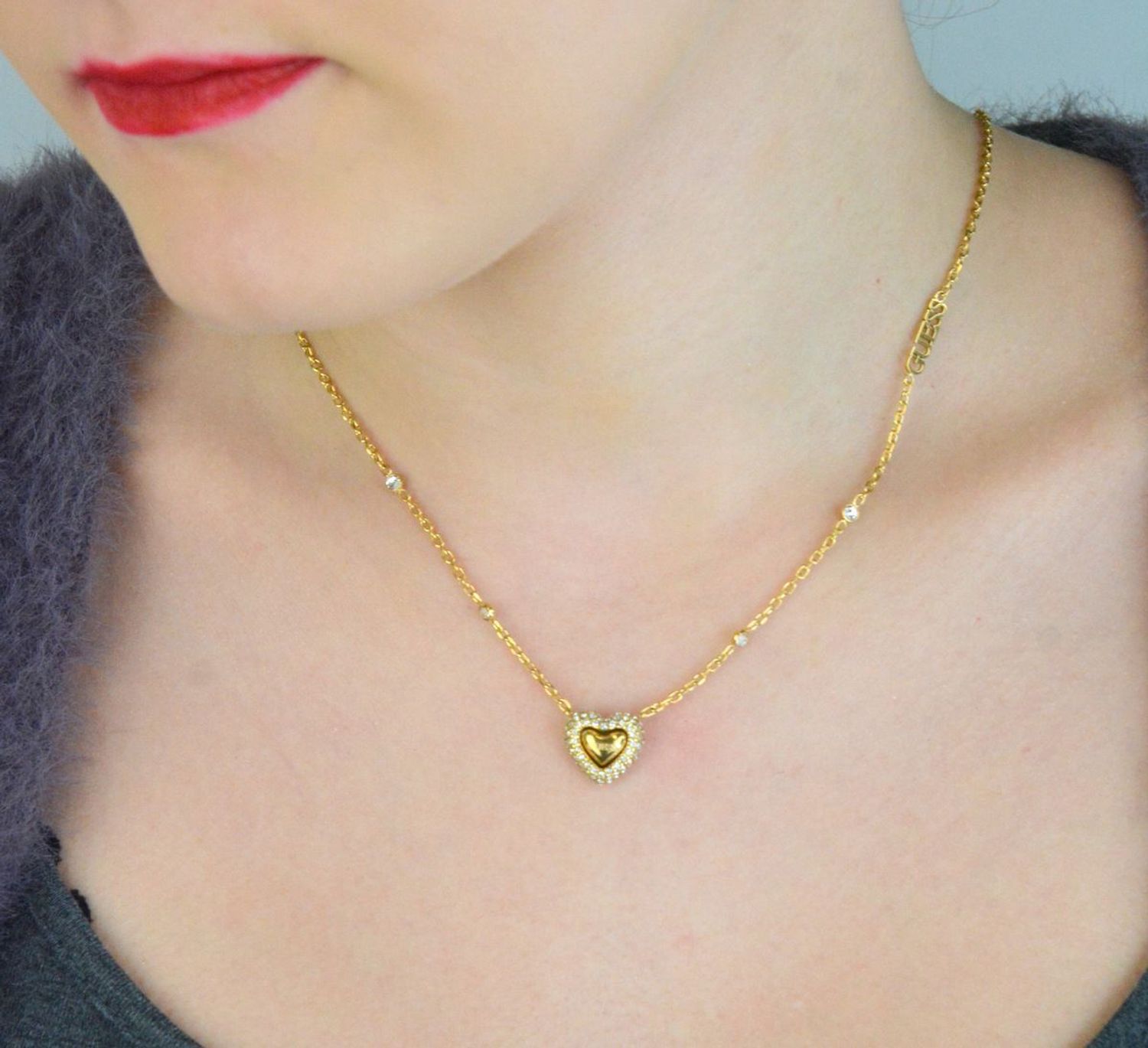 Naszyjnik GUESS JUBN05018JWYGTU – elegancki złoty naszyjnik ze stali chirurgicznej z motywem serca. Regulowana długość, karabińczyk i lekka forma sprawiają, że to idealny prezent 1.jpg