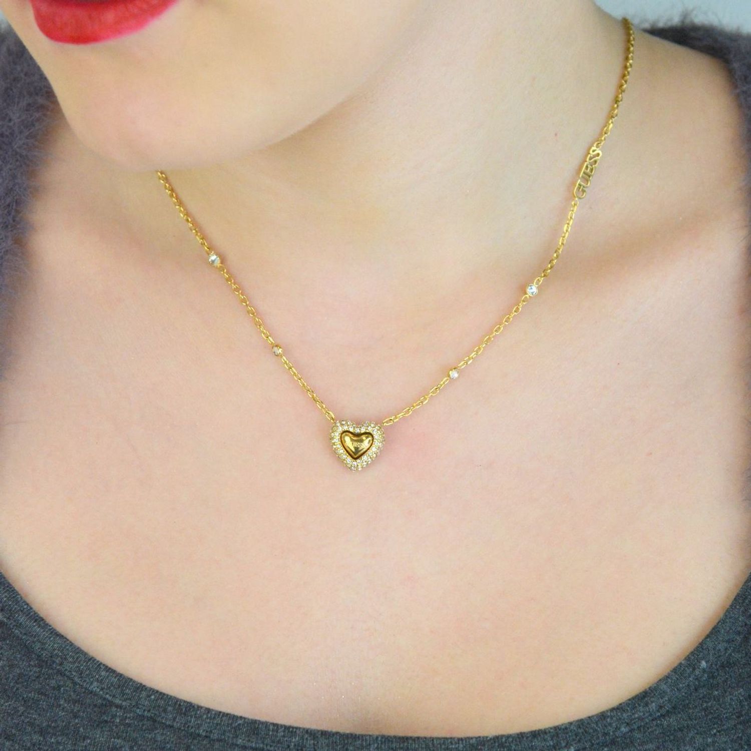 Naszyjnik GUESS JUBN05018JWYGTU – elegancki złoty naszyjnik ze stali chirurgicznej z motywem serca. Regulowana długość, karabińczyk i lekka forma sprawiają, że to idealny prezent 1.jpg