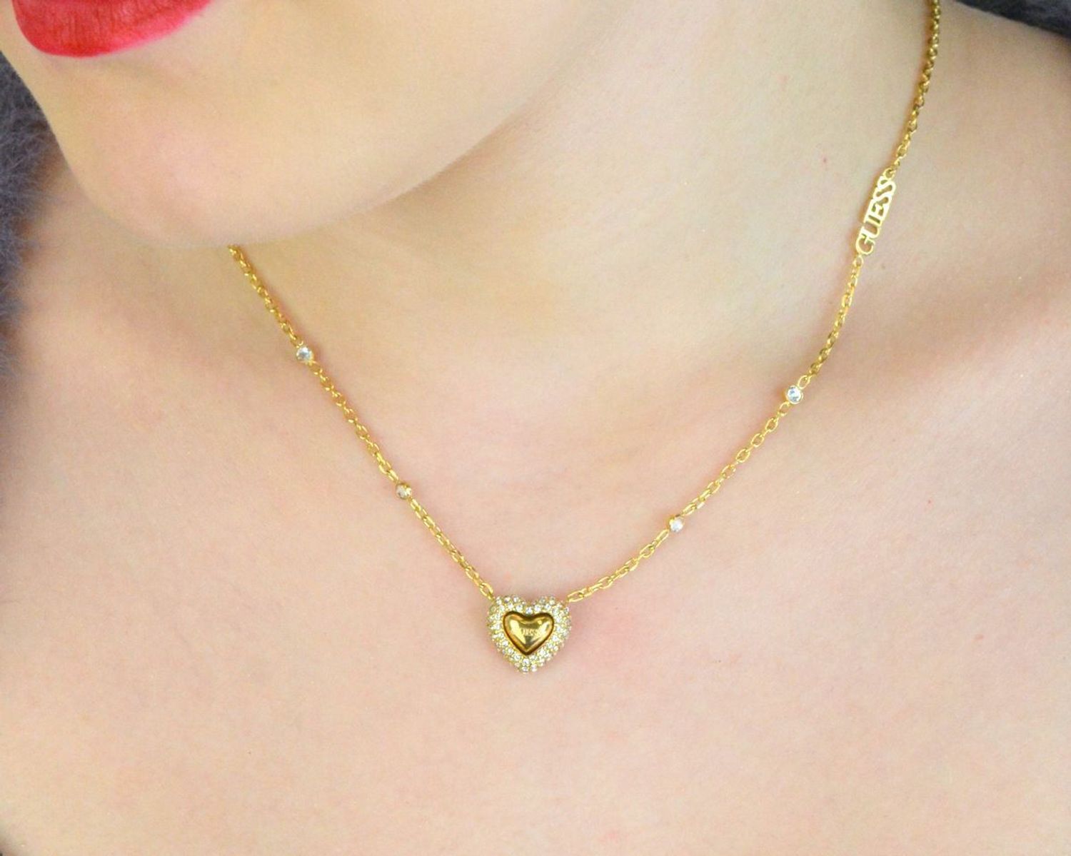 Naszyjnik GUESS JUBN05018JWYGTU – elegancki złoty naszyjnik ze stali chirurgicznej z motywem serca. Regulowana długość, karabińczyk i lekka forma sprawiają, że to idealny prezent 1.jpg