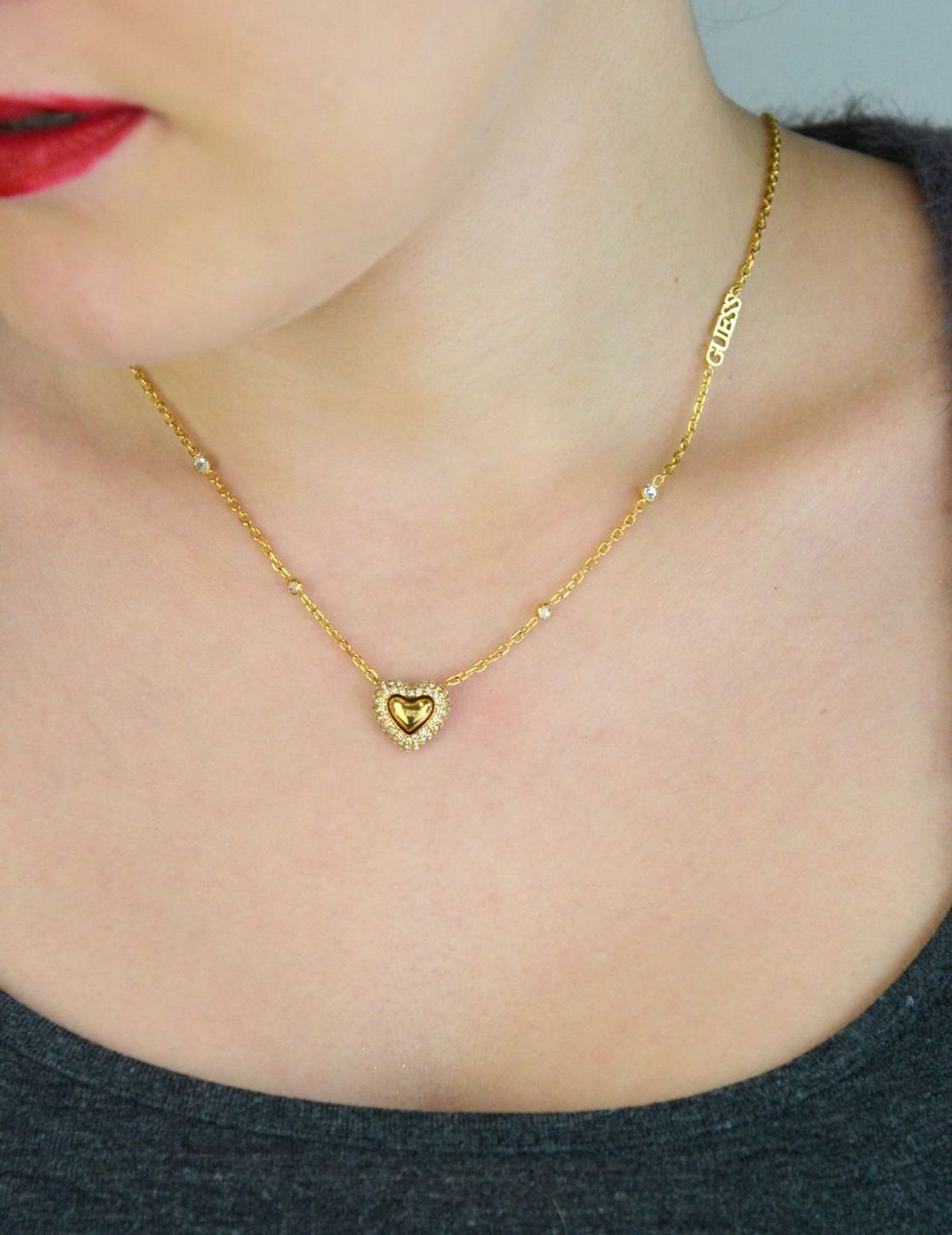 Naszyjnik GUESS JUBN05018JWYGTU – elegancki złoty naszyjnik ze stali chirurgicznej z motywem serca. Regulowana długość, karabińczyk i lekka forma sprawiają, że to idealny prezent 1.jpg