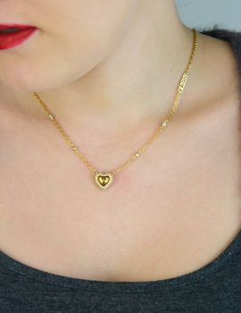 Naszyjnik GUESS JUBN05018JWYGTU – elegancki złoty naszyjnik ze stali chirurgicznej z motywem serca. Regulowana długość, karabińczyk i lekka forma sprawiają, że to idealny prezent dla stylowej kobiety (5).JPG