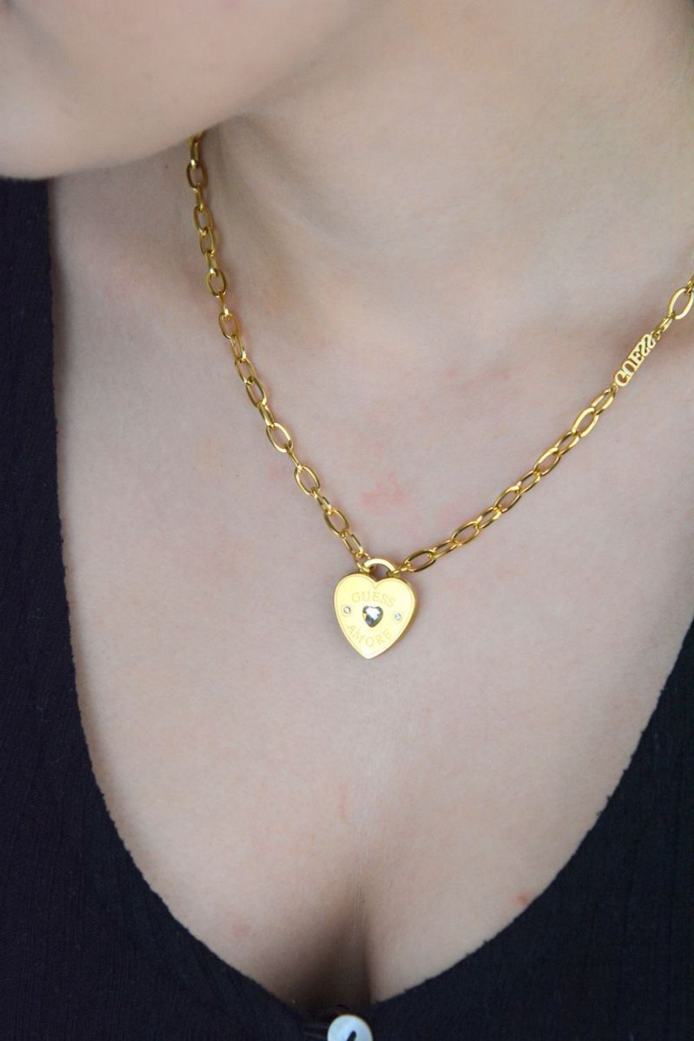 Naszyjnik damski Guess 💛 pozłacany stalowy  Serce z kryształem ✨ i napisem Amore.jpg