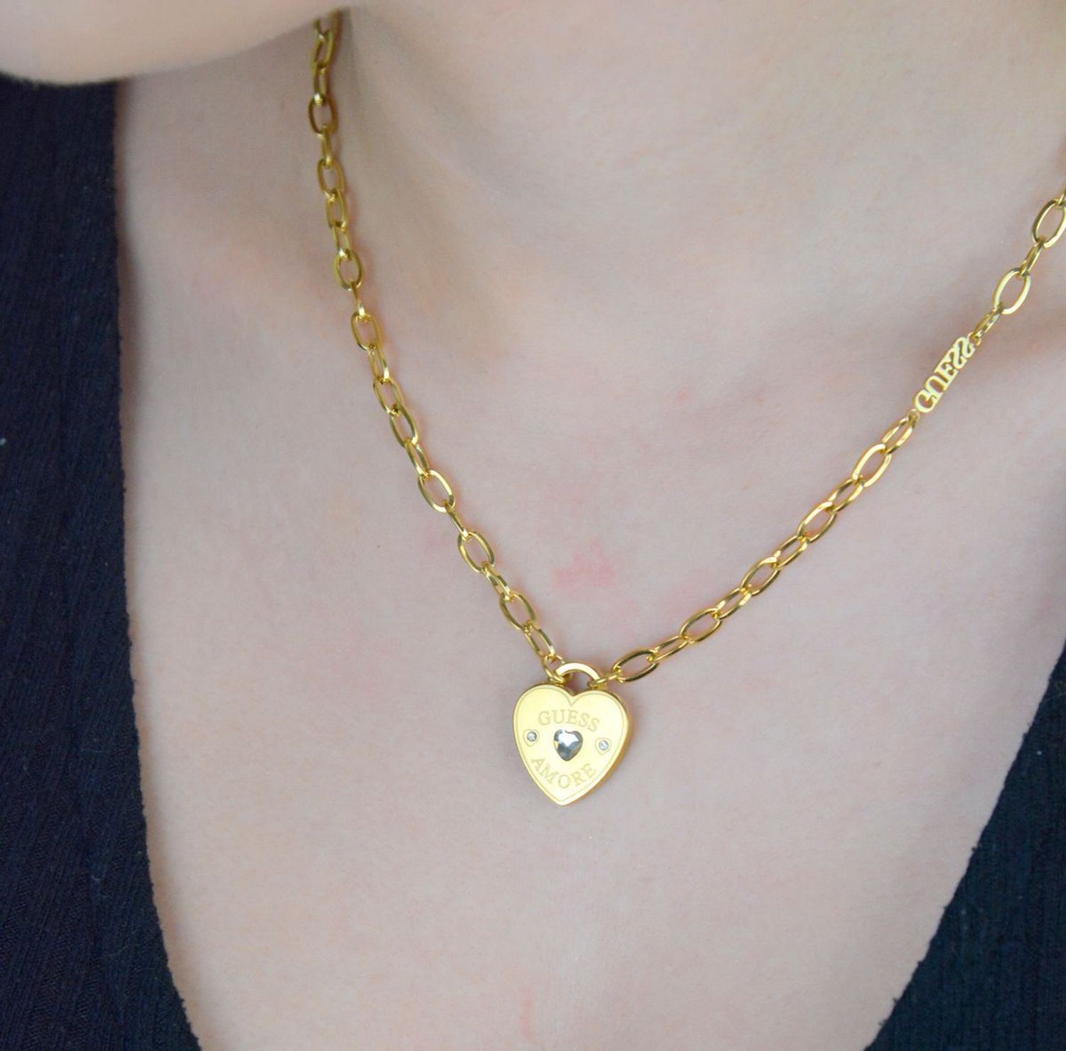 Naszyjnik damski Guess 💛 pozłacany stalowy  Serce z kryształem ✨ i napisem Amore.jpg