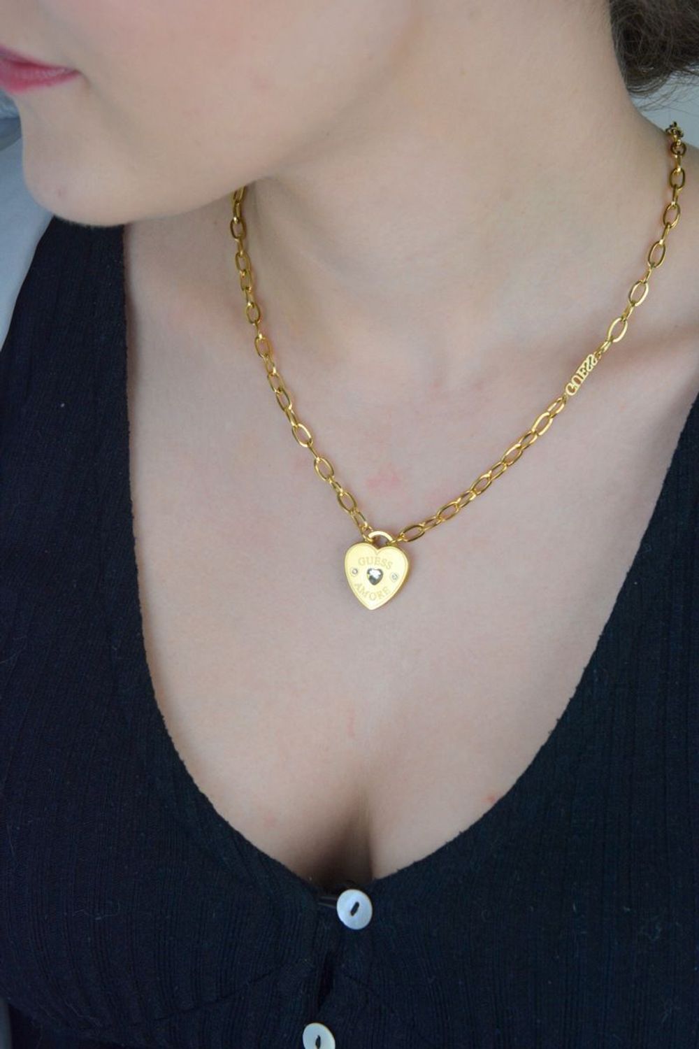 Naszyjnik damski Guess 💛 pozłacany stalowy  Serce z kryształem ✨ i napisem Amore.jpg