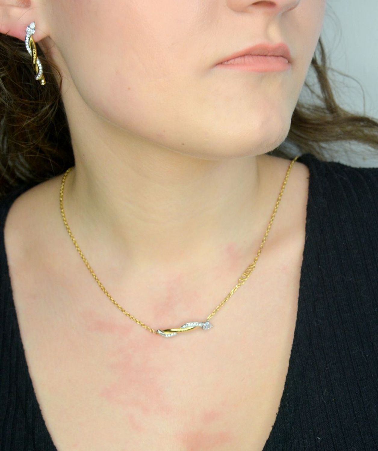 Naszyjnik GUESS JUBN05066JWYGRHT-U Stalowy, naszyjnik składający się z łańcuszka z zawieszką ozdobioną w cyrkonie z logo Guess. Wyjątkowa ozdoba, która świetnie się sprawdzi jako dodatek do eleganckich stylizacji1.jpg