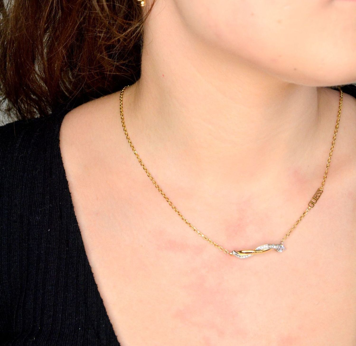 Naszyjnik GUESS JUBN05066JWYGRHT-U Stalowy, naszyjnik składający się z łańcuszka z zawieszką ozdobioną w cyrkonie z logo Guess. Wyjątkowa ozdoba, która świetnie się sprawdzi jako dodatek do eleganckich stylizacji1.jpg