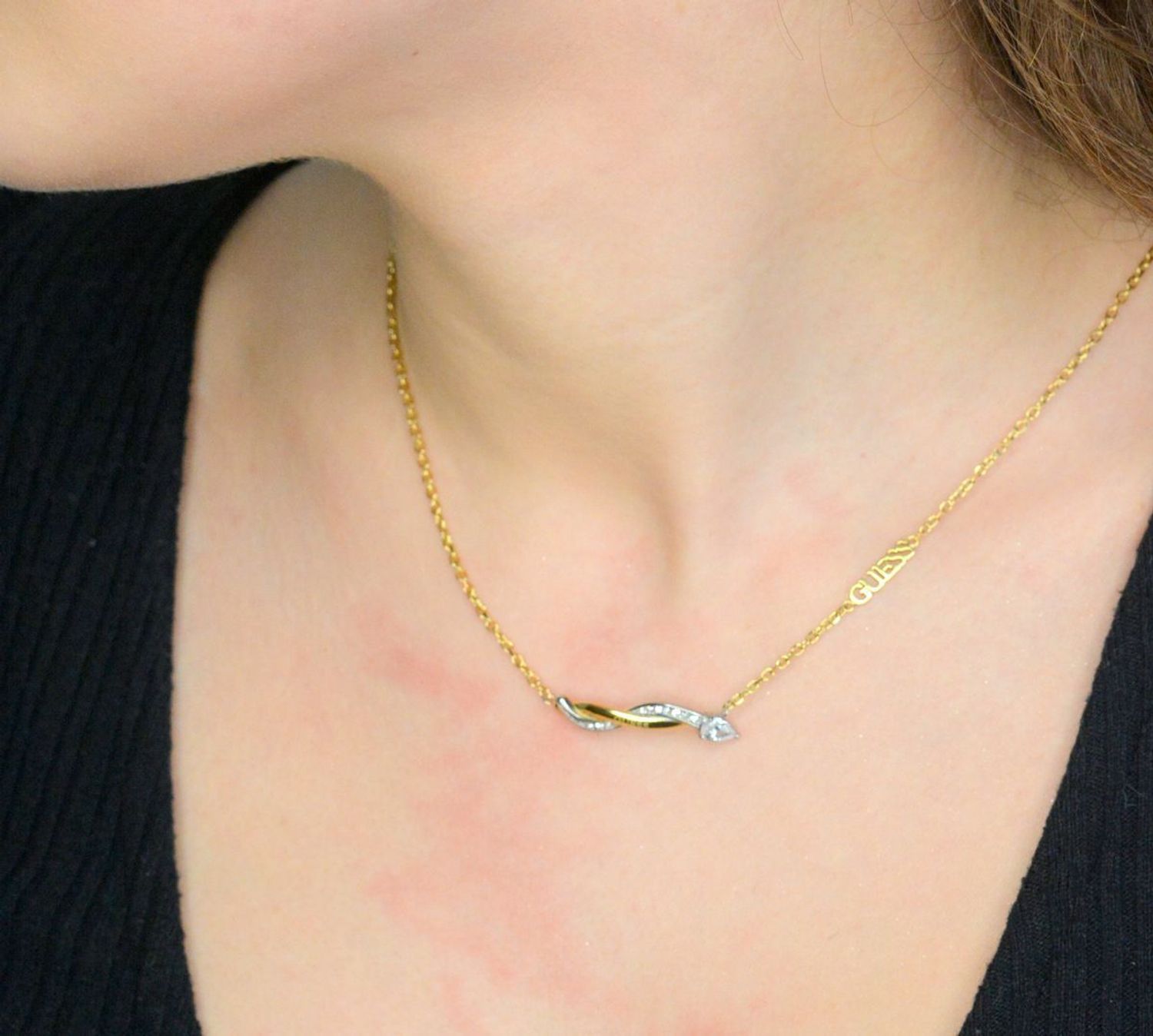 Naszyjnik GUESS JUBN05066JWYGRHT-U Stalowy, naszyjnik składający się z łańcuszka z zawieszką ozdobioną w cyrkonie z logo Guess. Wyjątkowa ozdoba, która świetnie się sprawdzi jako dodatek do eleganckich stylizacji1.jpg