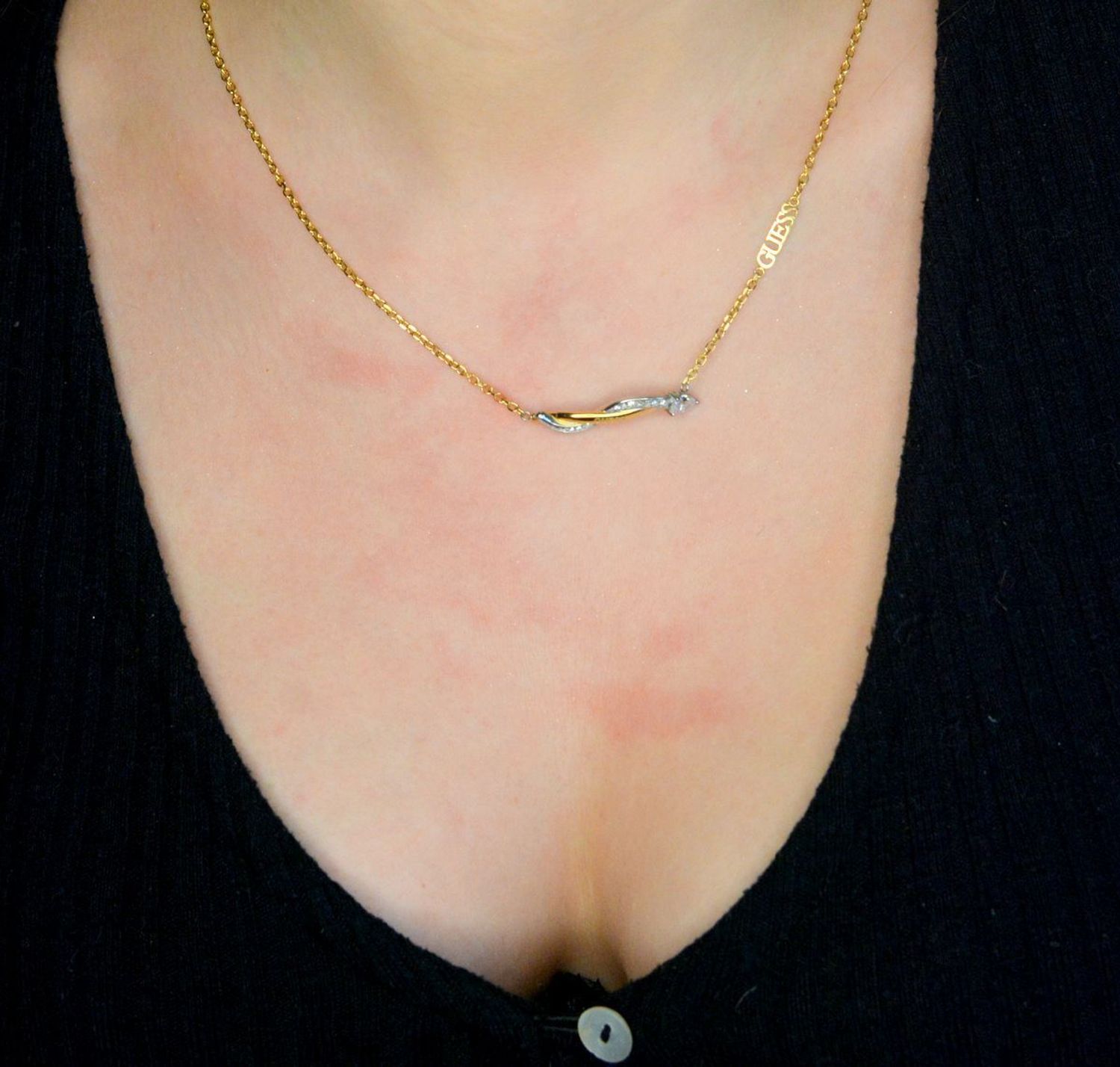 Naszyjnik GUESS JUBN05066JWYGRHT-U Stalowy, naszyjnik składający się z łańcuszka z zawieszką ozdobioną w cyrkonie z logo Guess. Wyjątkowa ozdoba, która świetnie się sprawdzi jako dodatek do eleganckich stylizacji1.jpg