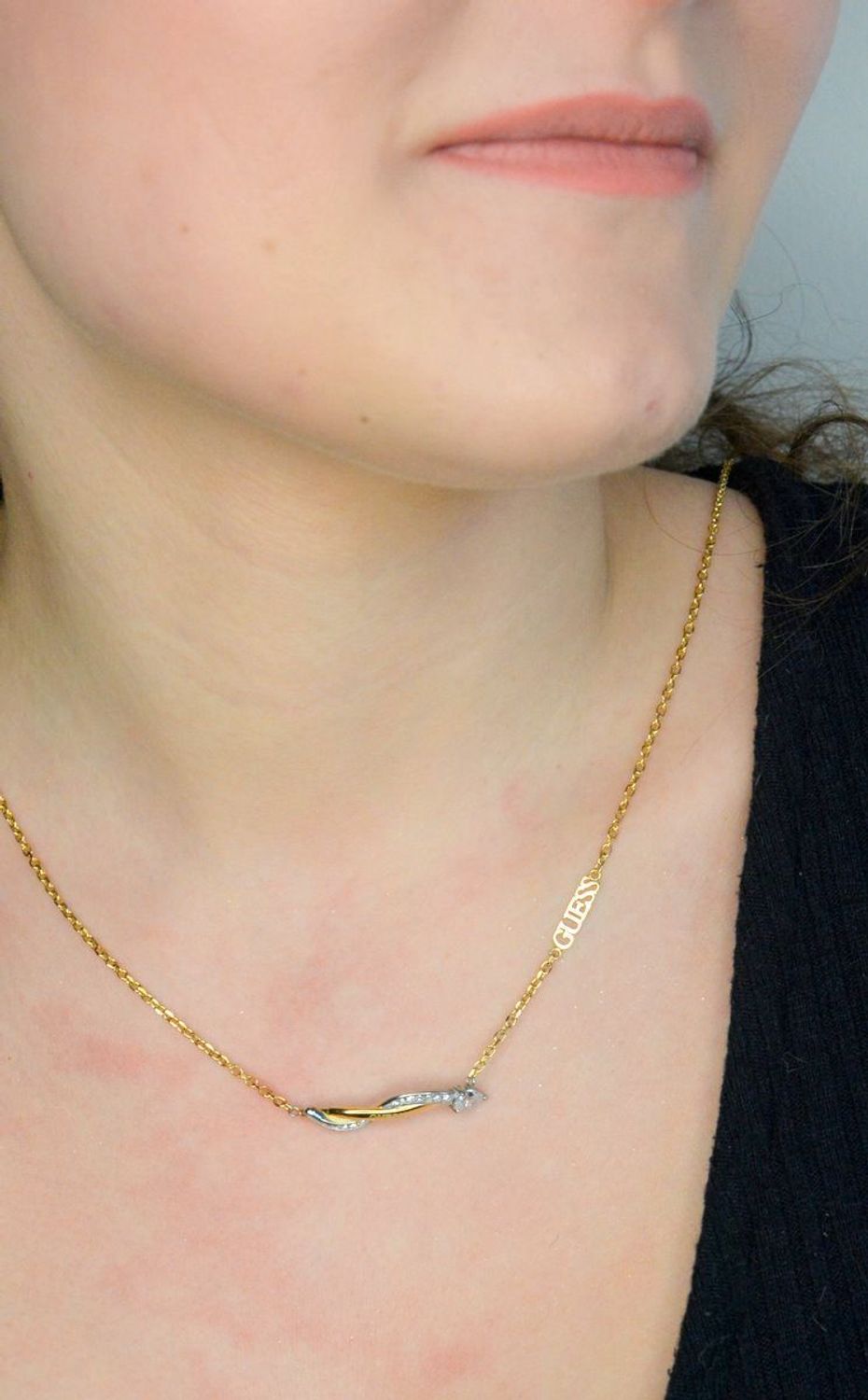 Naszyjnik GUESS JUBN05066JWYGRHT-U Stalowy, naszyjnik składający się z łańcuszka z zawieszką ozdobioną w cyrkonie z logo Guess. Wyjątkowa ozdoba, która świetnie się sprawdzi jako dodatek do eleganckich stylizacji1.jpg