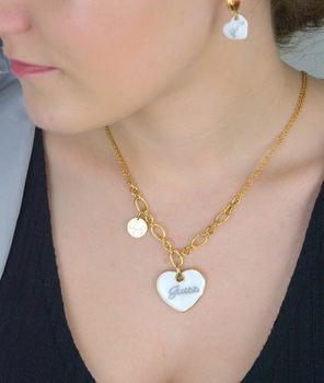 Oryginalny naszyjnik Guess 💖 dla kobiet – pozłacana stal, zawieszka w kształcie serca z białą emalią i logo. Długość 40+8 cm. Idealny na prezent! 🎁 Model JUBN05148JWYGWHT-U (1).JPG