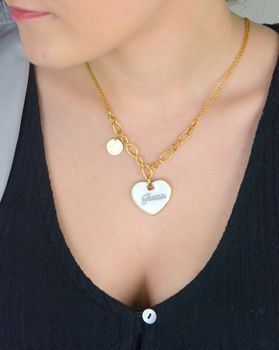 Oryginalny naszyjnik Guess 💖 dla kobiet – pozłacana stal, zawieszka w kształcie serca z białą emalią i logo. Długość 40+8 cm. Idealny na prezent! 🎁 Model JUBN05148JWYGWHT-U (2).JPG