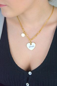 Oryginalny naszyjnik Guess 💖 dla kobiet – pozłacana stal, zawieszka w kształcie serca z białą emalią i logo. Długość 40+8 cm. Idealny na prezent! 🎁 Model JUBN05148JWYGWHT-U (3).JPG