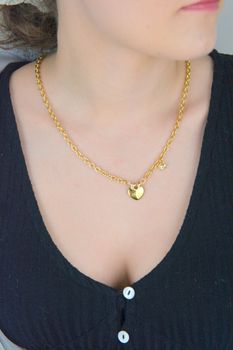 Złoty naszyjnik damski Guess 💛 z zawieszką w kształcie serca z napisem oraz małym serduszkiem ozdobionym kryształkiem ✨. Regulowana długość 42–50 cm i zapięcie na karabińczyk – idealny dodatek lub prezent 🎁  ( (3).JPG