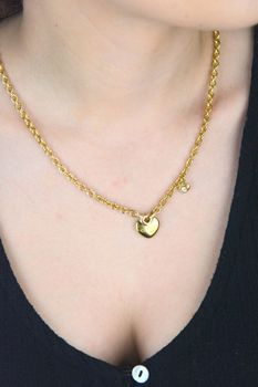 Złoty naszyjnik damski Guess 💛 z zawieszką w kształcie serca z napisem oraz małym serduszkiem ozdobionym kryształkiem ✨. Regulowana długość 42–50 cm i zapięcie na karabińczyk – idealny dodatek lub prezent 🎁  (.JPG