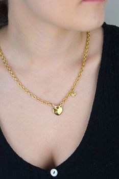 Złoty naszyjnik damski Guess 💛 z zawieszką w kształcie serca z napisem oraz małym serduszkiem ozdobionym kryształkiem ✨. Regulowana długość 42–50 cm i zapięcie na karabińczyk – idealny dodatek lub prezent 🎁  (1).JPG