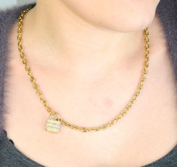 Pozłacany naszyjnik GUESS JUBN05415JWYGTU z zawieszką w kształcie kłódki i zdobieniem z kamieni. Wykonany ze stali szlachetnej, łączy elegancję i trwałość. Idealny na co dzień i wyjątkowe okazje (2).JPG