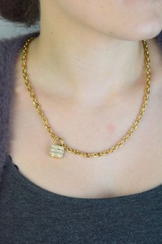 Pozłacany naszyjnik GUESS JUBN05415JWYGTU z zawieszką w kształcie kłódki i zdobieniem z kamieni. Wykonany ze stali szlachetnej, łączy elegancję i trwałość. Idealny na co dzień i wyjątkowe okazje (4).JPG