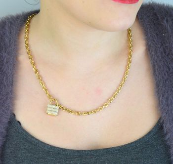 Pozłacany naszyjnik GUESS JUBN05415JWYGTU z zawieszką w kształcie kłódki i zdobieniem z kamieni. Wykonany ze stali szlachetnej, łączy elegancję i trwałość. Idealny na co dzień i wyjątkowe okazje (5).JPG