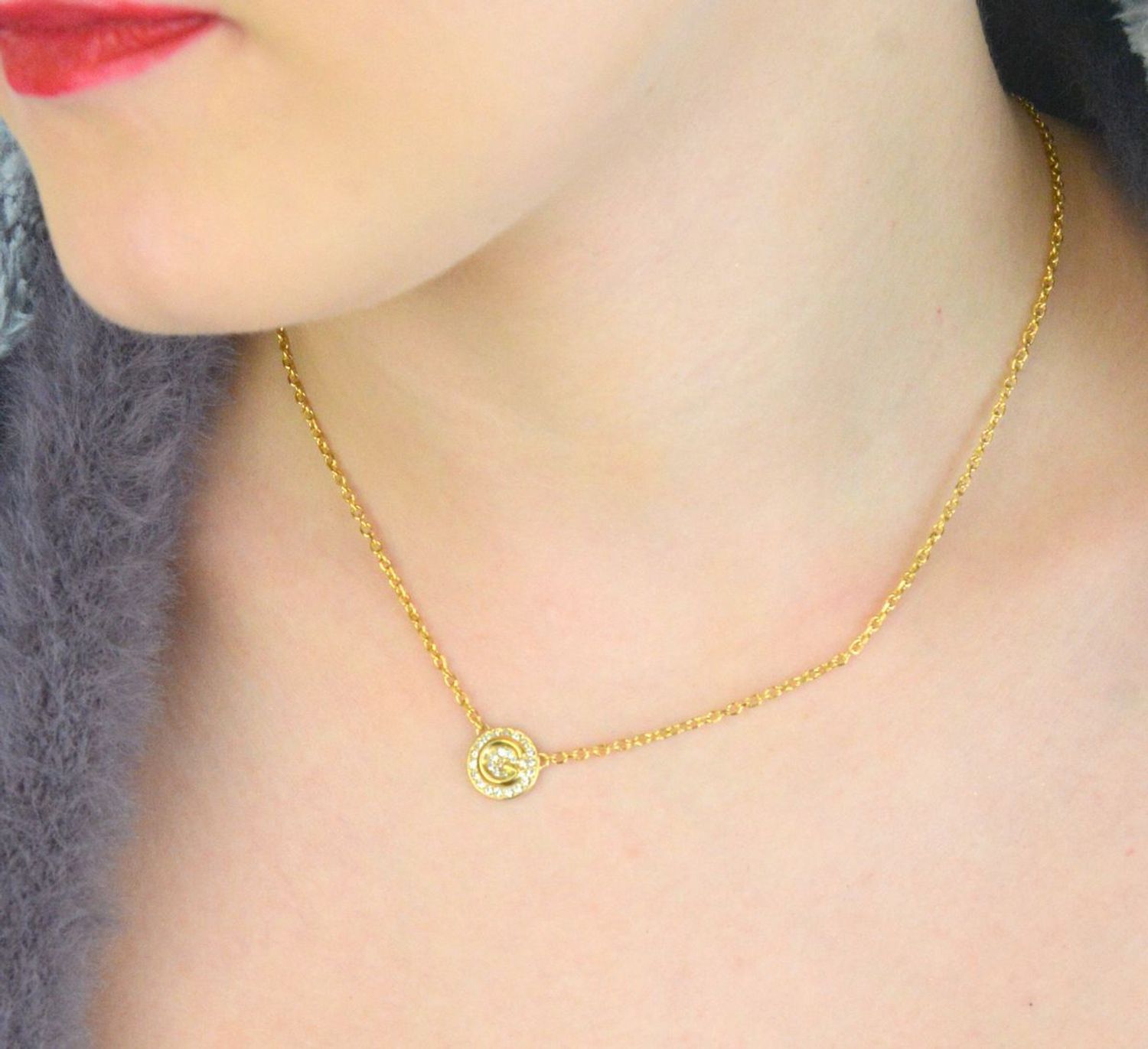 Odkryj naszyjnik GUESS JUBN05446JWYGTU – pozłacany model z zawieszką w kształcie kółka ozdobioną cyrkoniami. Wykonany ze stali szlachetnej 316L, nie zawiera niklu. Subtelna elegancja na każdą okazję.1.jpg