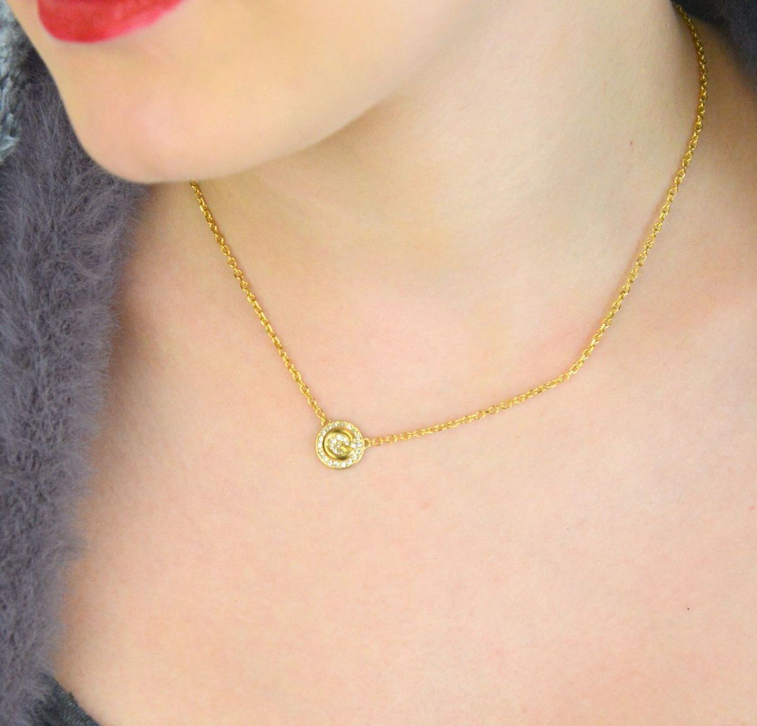 Odkryj naszyjnik GUESS JUBN05446JWYGTU – pozłacany model z zawieszką w kształcie kółka ozdobioną cyrkoniami. Wykonany ze stali szlachetnej 316L, nie zawiera niklu. Subtelna elegancja na każdą okazję.1.jpg