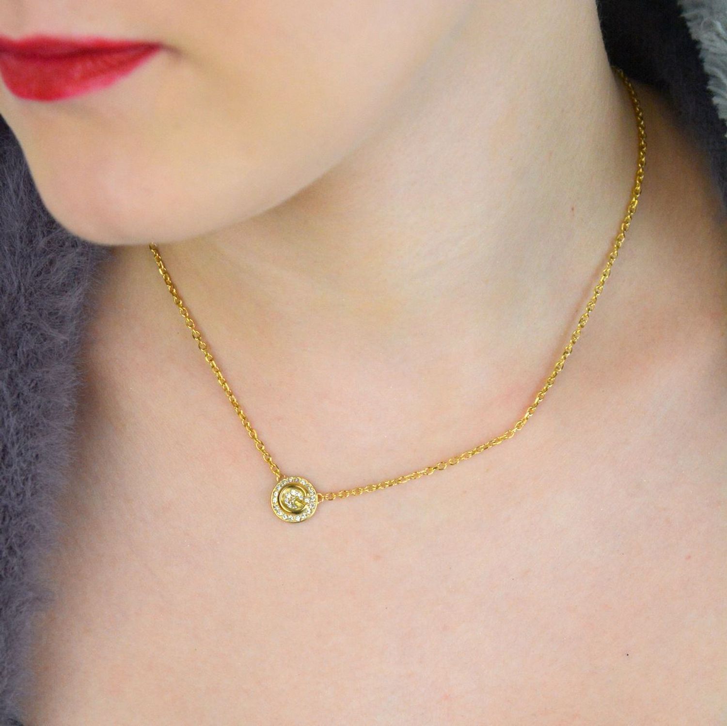 Odkryj naszyjnik GUESS JUBN05446JWYGTU – pozłacany model z zawieszką w kształcie kółka ozdobioną cyrkoniami. Wykonany ze stali szlachetnej 316L, nie zawiera niklu. Subtelna elegancja na każdą okazję.1.jpg