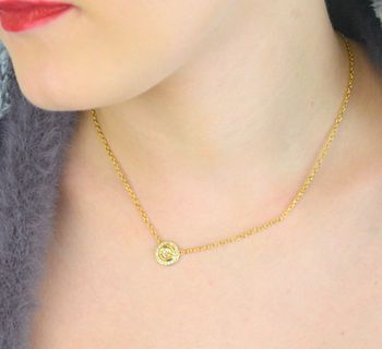 Odkryj naszyjnik GUESS JUBN05446JWYGTU – pozłacany model z zawieszką w kształcie kółka ozdobioną cyrkoniami. Wykonany ze stali szlachetnej 316L, nie zawiera niklu. Subtelna elegancja na każdą okazję (1).JPG