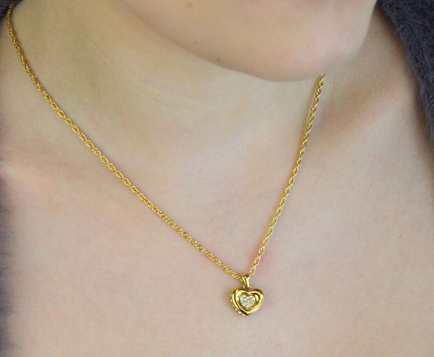 Naszyjnik GUESS JUBN05463JWYGTU – elegancki złoty naszyjnik ze stali 316L, ozdobiony sercem z cyrkoniami. Trwały, bez niklu i pełen blasku – idealny prezent dla kobiety ceniącej klasykę i styl..jpg