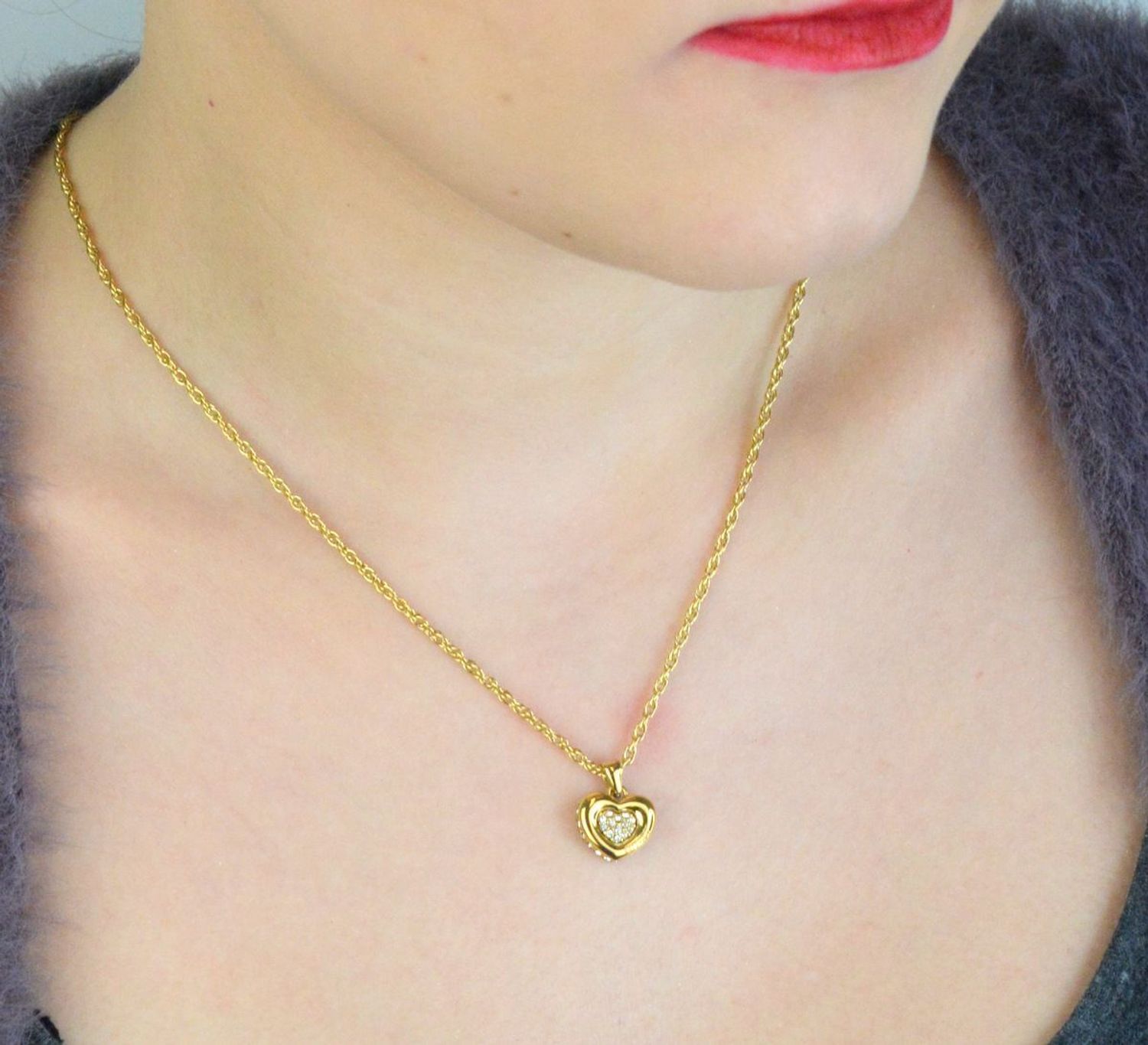 Naszyjnik GUESS JUBN05463JWYGTU – elegancki złoty naszyjnik ze stali 316L, ozdobiony sercem z cyrkoniami. Trwały, bez niklu i pełen blasku – idealny prezent dla kobiety ceniącej klasykę i styl..jpg