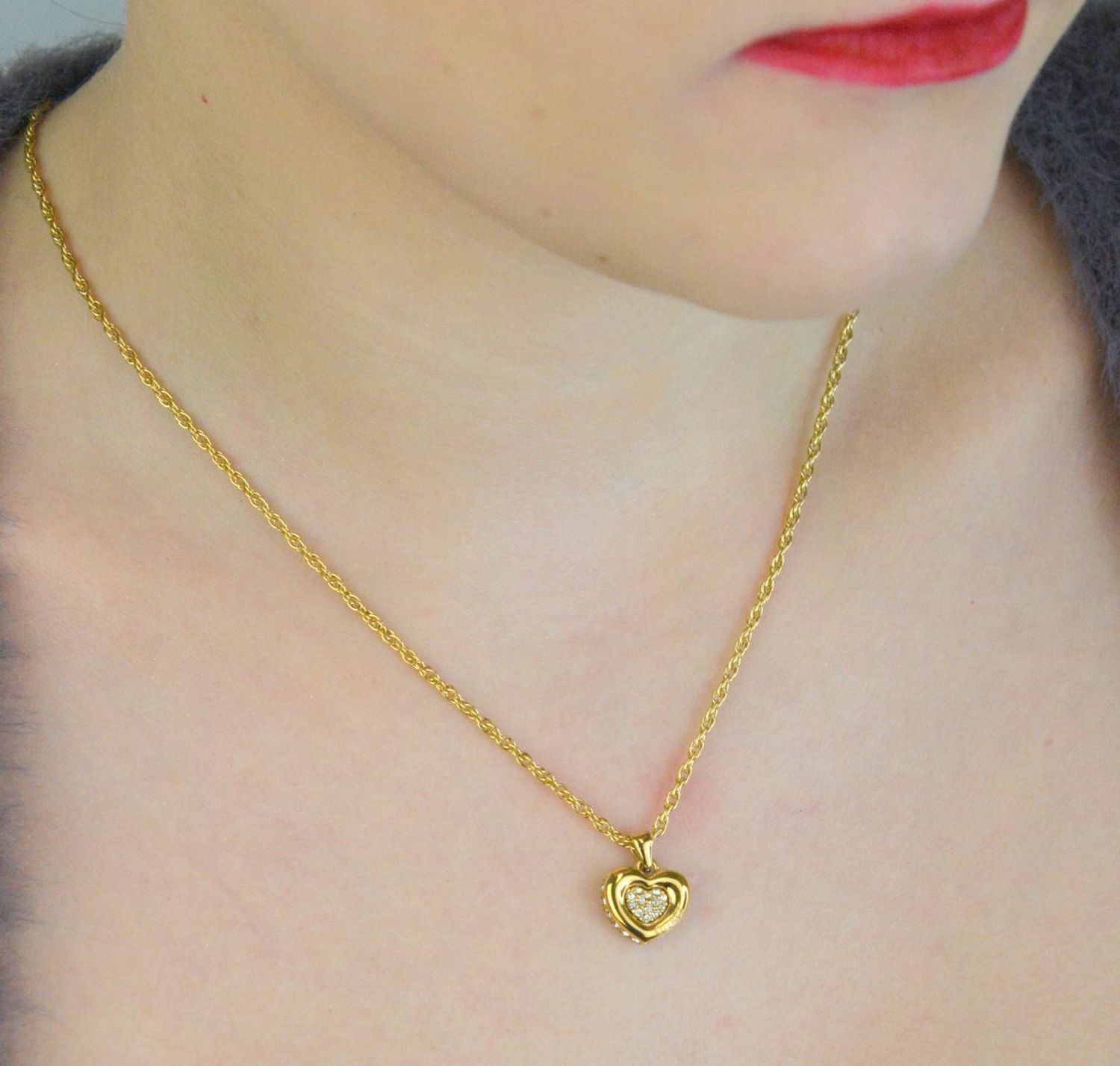 Naszyjnik GUESS JUBN05463JWYGTU – elegancki złoty naszyjnik ze stali 316L, ozdobiony sercem z cyrkoniami. Trwały, bez niklu i pełen blasku – idealny prezent dla kobiety ceniącej klasykę i styl..jpg