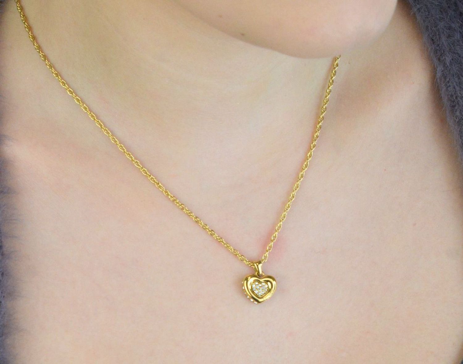 Naszyjnik GUESS JUBN05463JWYGTU – elegancki złoty naszyjnik ze stali 316L, ozdobiony sercem z cyrkoniami. Trwały, bez niklu i pełen blasku – idealny prezent dla kobiety ceniącej klasykę i styl..jpg