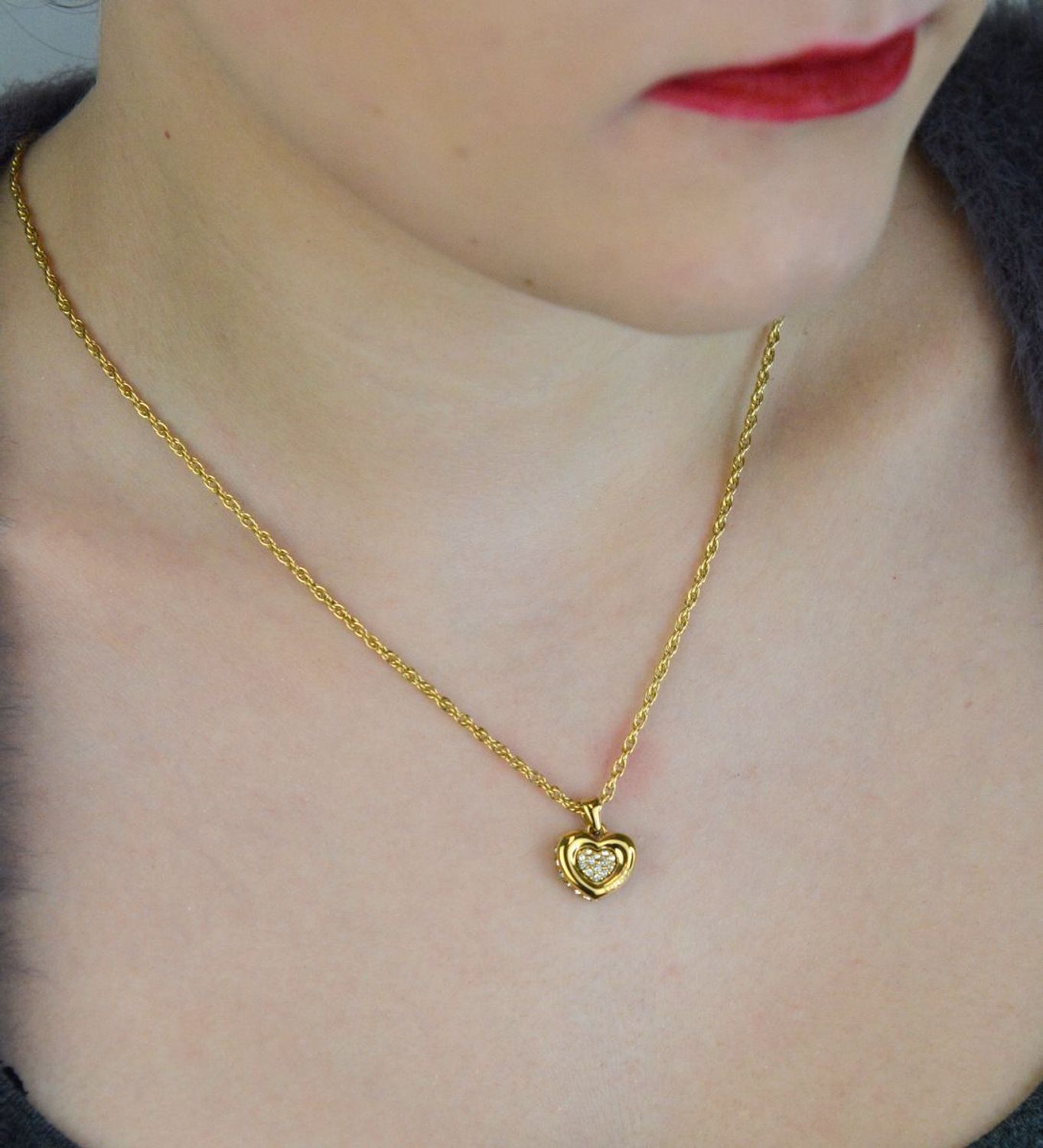 Naszyjnik GUESS JUBN05463JWYGTU – elegancki złoty naszyjnik ze stali 316L, ozdobiony sercem z cyrkoniami. Trwały, bez niklu i pełen blasku – idealny prezent dla kobiety ceniącej klasykę i styl..jpg