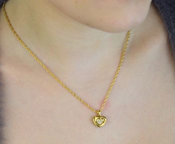 Naszyjnik GUESS JUBN05463JWYGTU – elegancki złoty naszyjnik ze stali 316L, ozdobiony sercem z cyrkoniami. Trwały, bez niklu i pełen blasku – idealny prezent dla kobiety ceniącej klasykę i styl (1).JPG