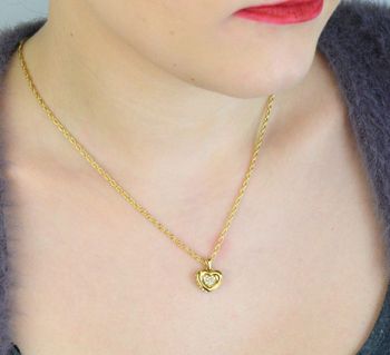 Naszyjnik GUESS JUBN05463JWYGTU – elegancki złoty naszyjnik ze stali 316L, ozdobiony sercem z cyrkoniami. Trwały, bez niklu i pełen blasku – idealny prezent dla kobiety ceniącej klasykę i styl (2).JPG