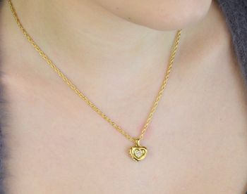 Naszyjnik GUESS JUBN05463JWYGTU – elegancki złoty naszyjnik ze stali 316L, ozdobiony sercem z cyrkoniami. Trwały, bez niklu i pełen blasku – idealny prezent dla kobiety ceniącej klasykę i styl (4).JPG