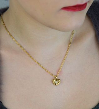 Naszyjnik GUESS JUBN05463JWYGTU – elegancki złoty naszyjnik ze stali 316L, ozdobiony sercem z cyrkoniami. Trwały, bez niklu i pełen blasku – idealny prezent dla kobiety ceniącej klasykę i styl (5).JPG