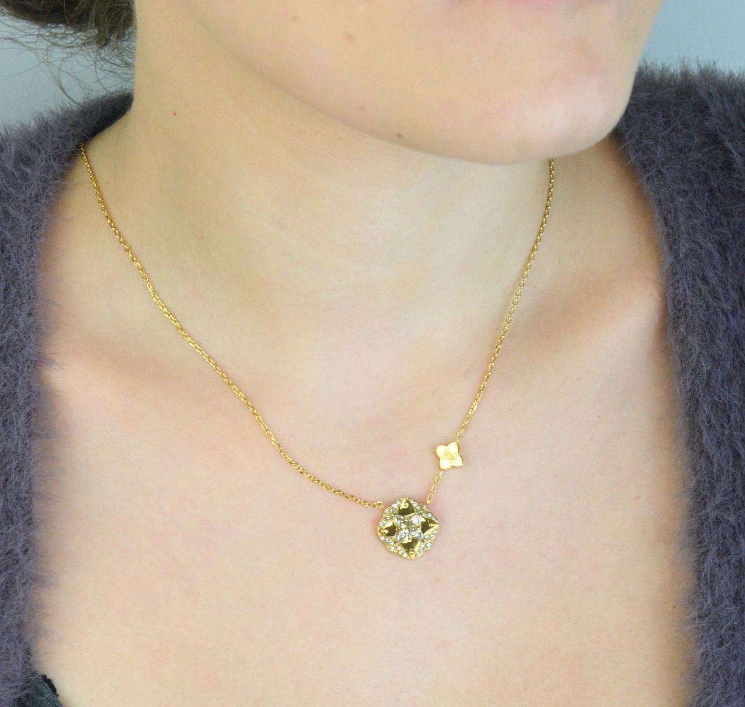 Naszyjnik GUESS Wild Flower JUBN05502JWYGTU – pozłacany naszyjnik z motywem kwiatowym, ozdobiony cyrkoniami i kryształkami. Kobiecy, delikatny i pełen blasku – idealny prezent dla miłośniczek 1.webp