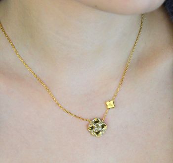 Naszyjnik GUESS Wild Flower JUBN05502JWYGTU – pozłacany naszyjnik z motywem kwiatowym, ozdobiony cyrkoniami i kryształkami. Kobiecy, delikatny i pełen blasku – idealny prezent dla miłośniczek elegancji i natury (1).JPG