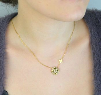 Naszyjnik GUESS Wild Flower JUBN05502JWYGTU – pozłacany naszyjnik z motywem kwiatowym, ozdobiony cyrkoniami i kryształkami. Kobiecy, delikatny i pełen blasku – idealny prezent dla miłośniczek elegancji i natury (2).JPG