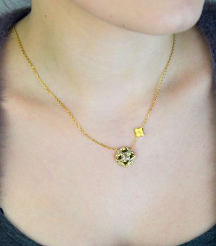 Naszyjnik GUESS Wild Flower JUBN05502JWYGTU – pozłacany naszyjnik z motywem kwiatowym, ozdobiony cyrkoniami i kryształkami. Kobiecy, delikatny i pełen blasku – idealny prezent dla miłośniczek elegancji i natury (3).JPG